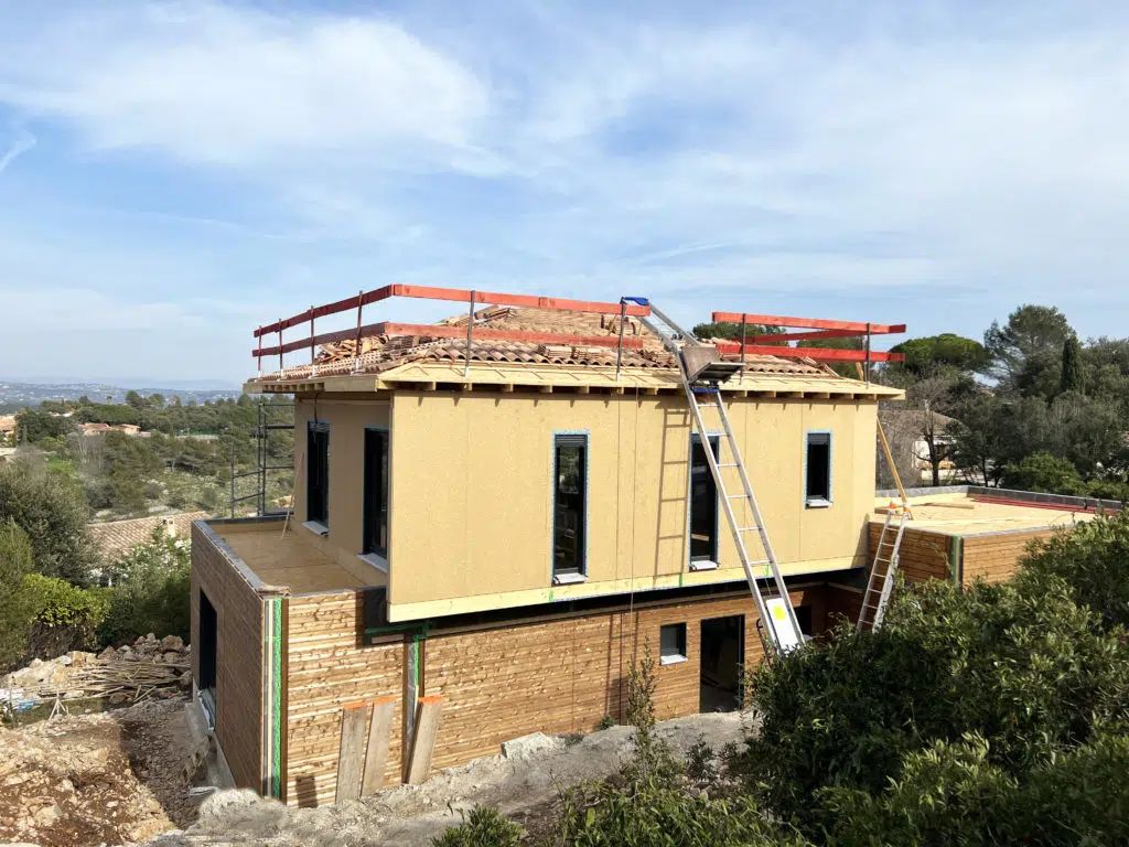 Pilotage de chantier — charpente d'une maison sur la Côte d'Azur