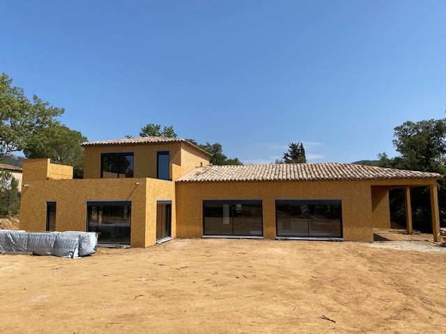 Villa ossature bois — façade et tuiles canal