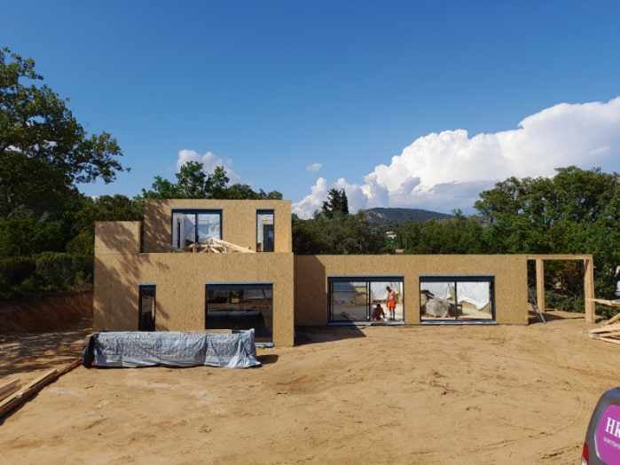 Vue d'ensemble de la villa en construction