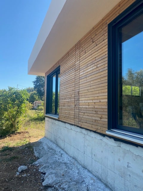 Détail bardage bois et menuiseries
