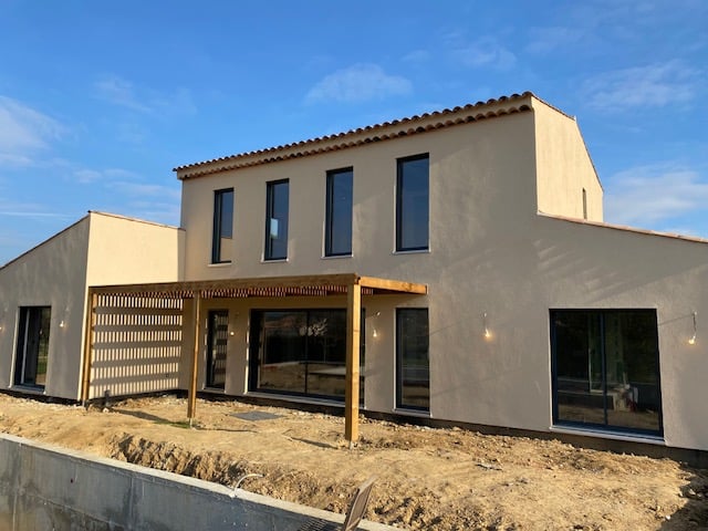 Villa neuve — façade et pergola bois