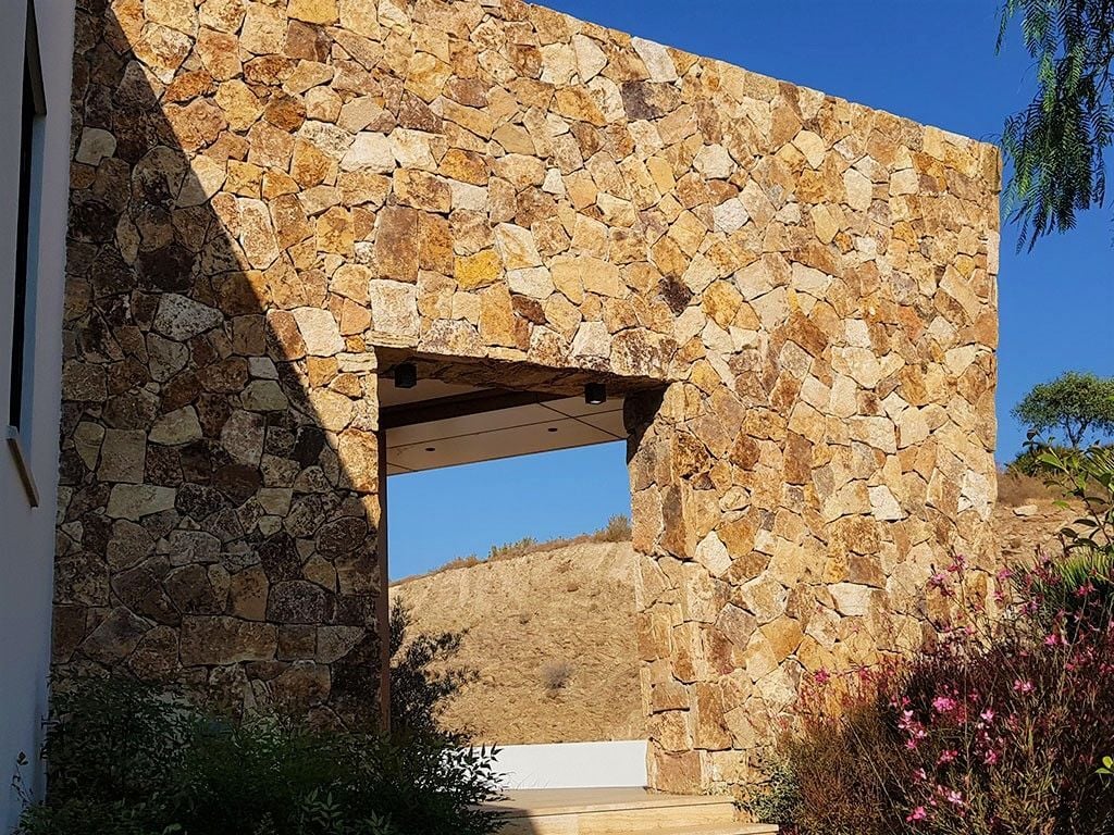 Mur en pierre sèche — portail d'entrée